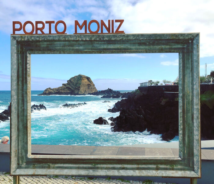 Blick über Porto Moniz Madeira mit Bilderrahmen im Vordergrund