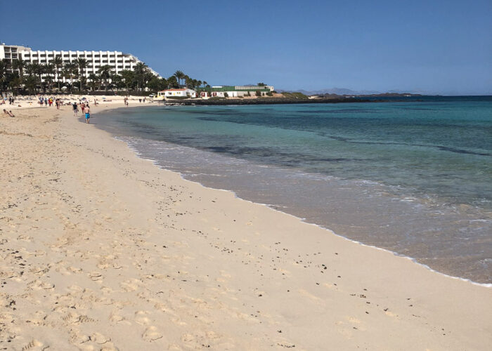 Strand von Corralejo mit Hotel im Hintergrund